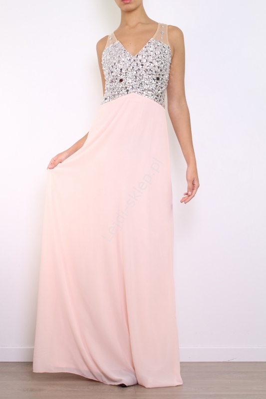 Długa szyfonowa suknia jasno różowa, na dekolcie wysadzana kryształkami