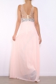Długa szyfonowa suknia jasno różowa, na dekolcie wysadzana kryształkami