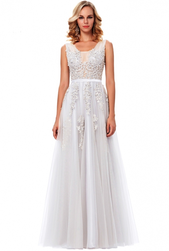 Tiulowa suknia ślubna zdobiona gipiurową koronką 