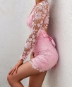 Jasno różowa sukienka koronkowa z odkrytymi plecami