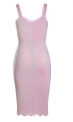 Jasno różowa sukienka z połyskującą nicią na ramiączkach