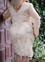 Elegancka koronkowa sukienka z długim rękawem - złota Diana