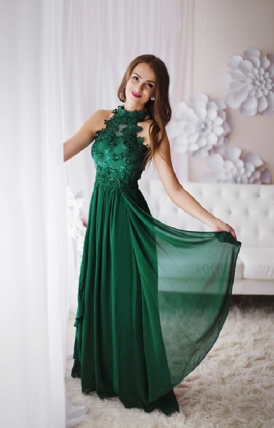 WIeczorowa sukienka w butelkowo zielonym kolorze z kwiatami 3D