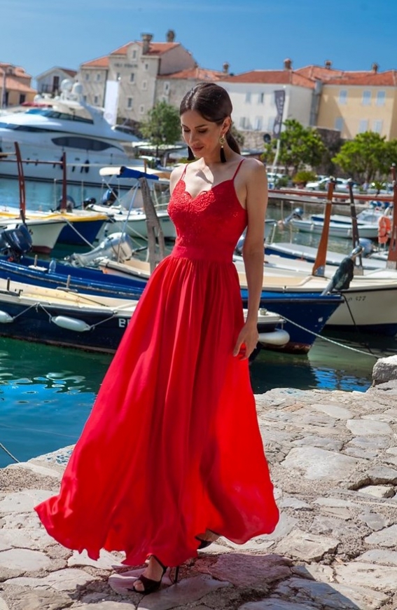 Długa czerwona sukienka studniówkowa na cienkich ramiączkach Bella