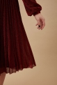 Lureksowa plisowana sukienka plus size w kolorze ciemnego wina