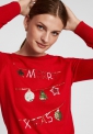 Czerwony sweter świąteczny z cekinowym napisem Merry Xmas