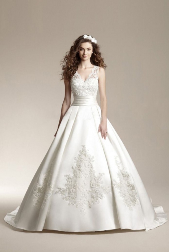 Biała suknia ślubna z trenem zdobiona koronką