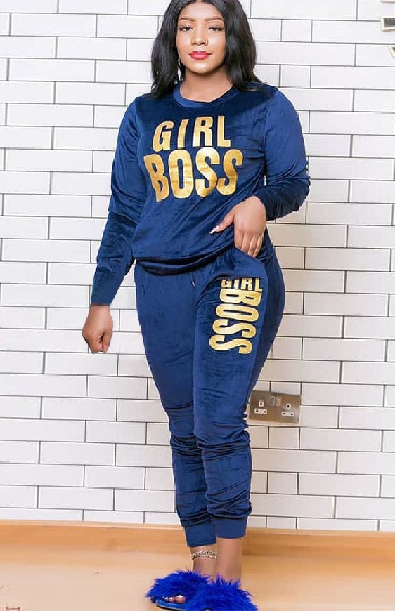 Granatowe dresy plus size z miękkiego weluru z napisem Girl Boss