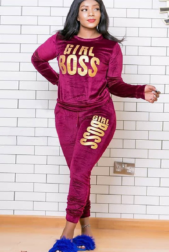Welurowe dresy plus size w kolorze wina z złotym napisem Girl Boss