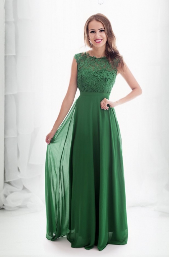 Wieczorowa sukienka w zielonym kolorze zdobiona koronką