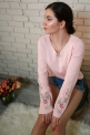 Modny sweterek z kwiatowym haftem, Melrose