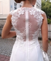Fenomenalna sukienka ślubna z koronką na dekolcie i plecach
