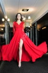 Czerwona suknia wieczorowa z długim tiulowym rękawem m379