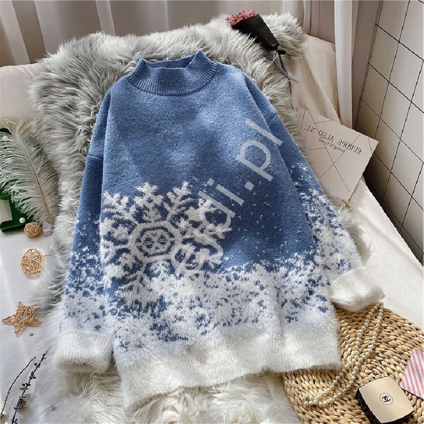 Świąteczny błękitny sweter z białymi śnieżynkami