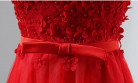 Czerwona suknia tiulowa z kwiatami 3D