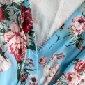 Krótka rozkloszowana sukienka plisowana w niebieskim kolorze w kwiaty 1463