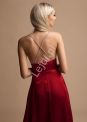 Satynowa sukienka pudrowo różowa z kryształkami na plecach 2298