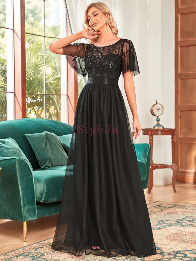 Czarna sukienka wieczorowa z miękkiego tiulu z haftem i cekinami 0904